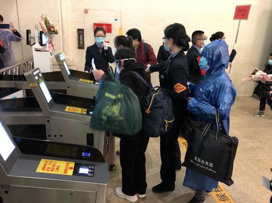 6点10分左右,旅客开始检票。
