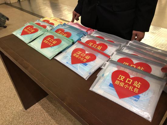 汉口站为乘坐D9301次列车旅客准备的防疫小礼包,其中有两双手套,两只口罩和一个安全手册。