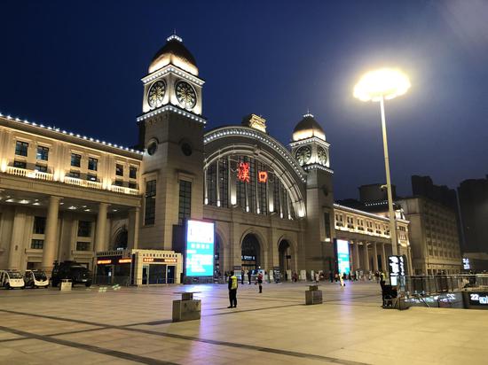 4月8日凌晨5点40分，武汉“解封”首日的汉口火车站。 本文图片 澎湃新闻记者  汤琪