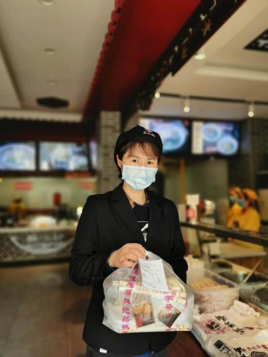 4月7日午时，吕艳菊在店里为顾客打包热干面。本文图片均由受访者提供