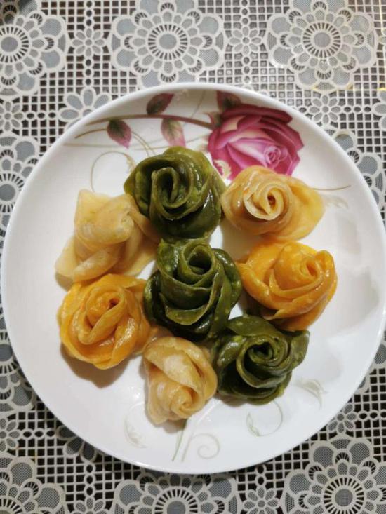 疫情期间,吕艳菊在家里做的玫瑰花样的面点。