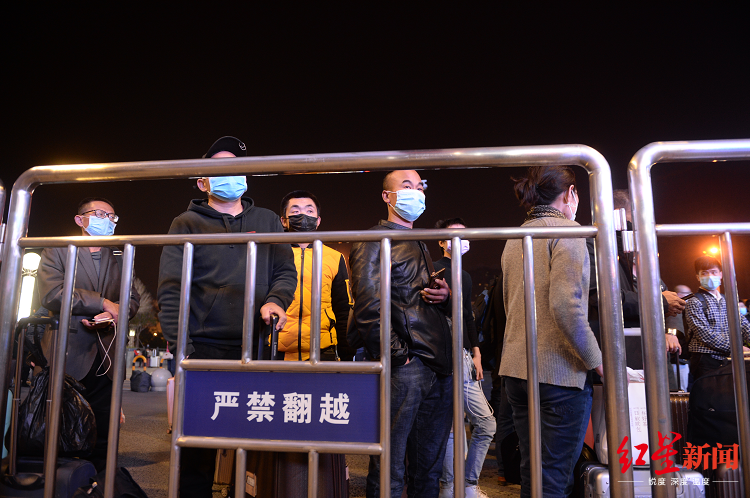 武昌火车站前广场，等待“解封”后第一时间出城的市民