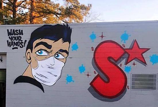 摩根·库克在闹市区汽车修理厂外创作的壁画