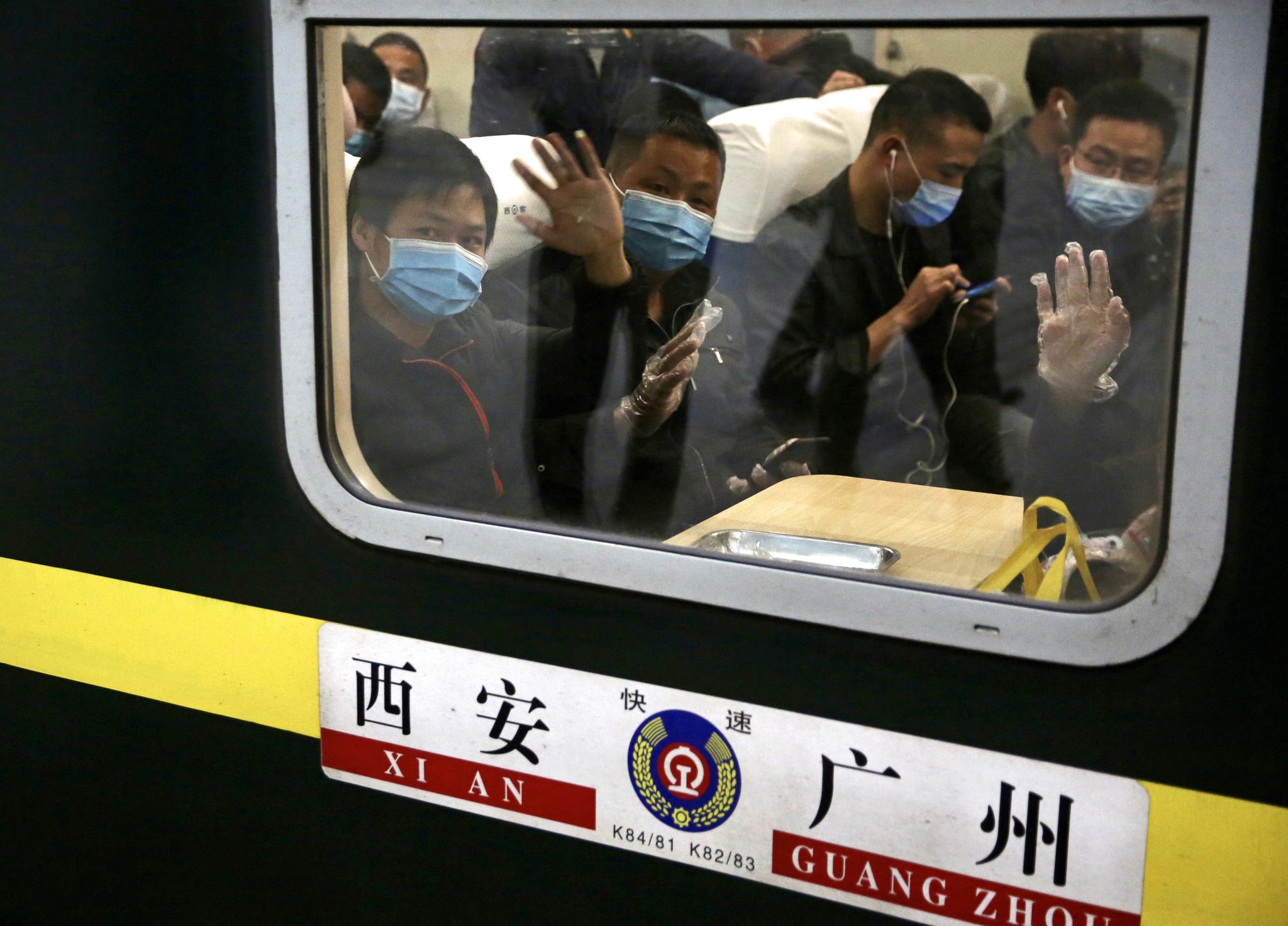 　　4月8日零时50分，K81次列车缓缓从武昌火车站开出，这是武汉“解封”后经停载客的首趟旅客列车。摄影/新京报记者 郑新洽