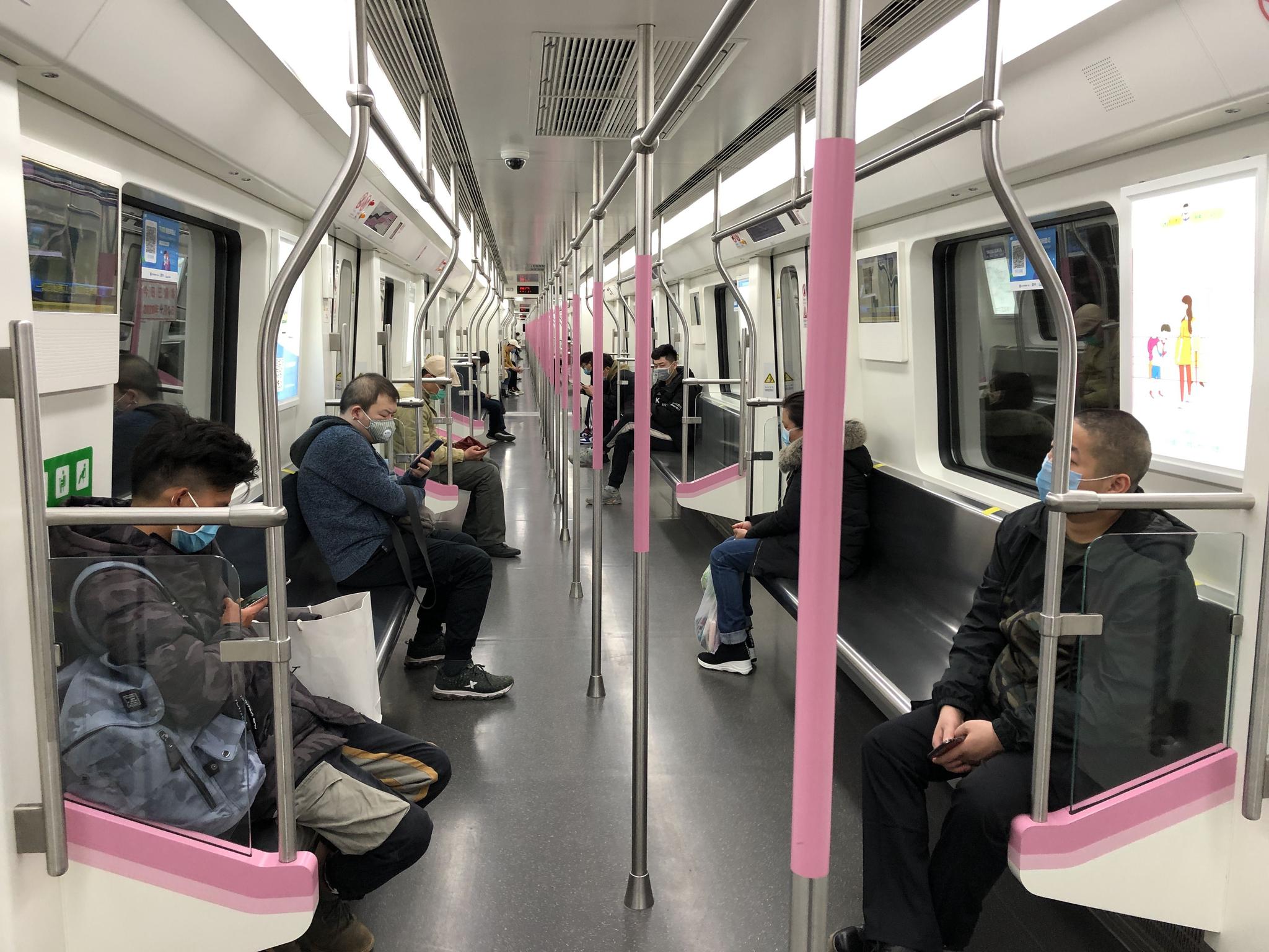 4月3日，地铁2号线上的乘客间隔坐开。摄影/新京报记者 解蕾