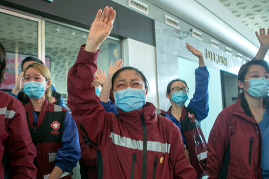武汉天河机场，前来送别的医护人员和队友挥泪告别。孙湛摄