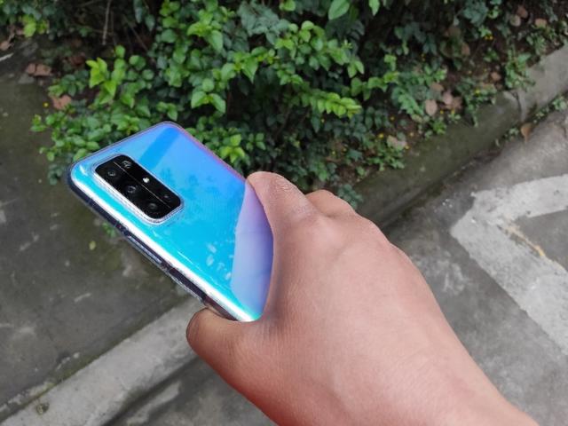 荣耀30S靠颜值再攀巅峰?对比过气旗舰机OPPO R17 Pro,旗鼓相当