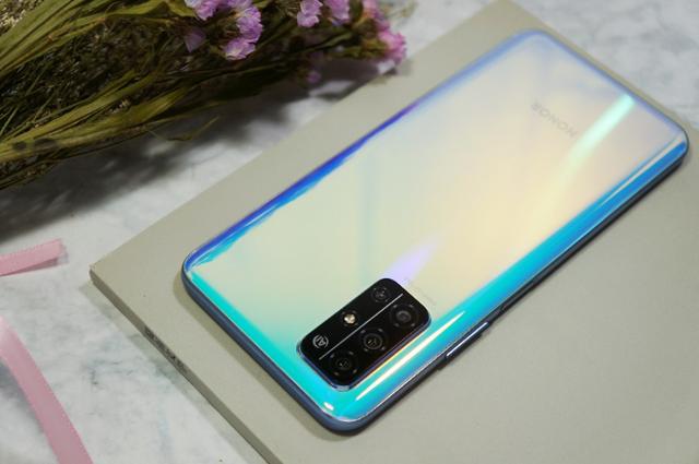 荣耀30S靠颜值再攀巅峰?对比过气旗舰机OPPO R17 Pro,旗鼓相当