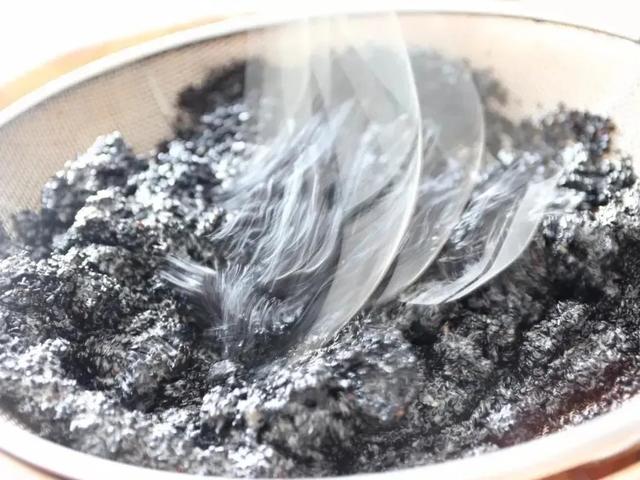 骨头汤补钙,其实是个误会,除了牛奶外,黑芝麻做成饼美味又管用