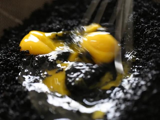 骨头汤补钙,其实是个误会,除了牛奶外,黑芝麻做成饼美味又管用