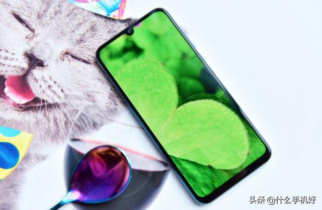 4800万三摄+屏幕指纹+20w快充,降到999元,为何被骂低配高价?
