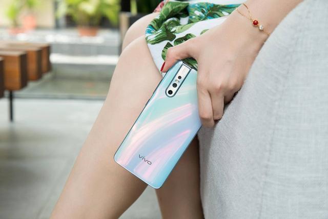 小米击穿底价,6400万四摄+256G+8G+4500mAh+液冷,vivo甘拜下风