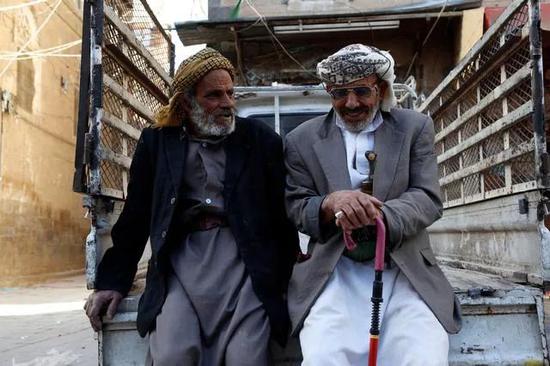 　4月9日，在也门首都萨那，当地居民在一起交谈。（新华社图片）