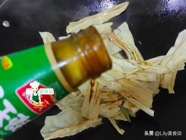 春天，这两样素菜一起炒，不放肉也很鲜，每次1盘不够吃，太香了