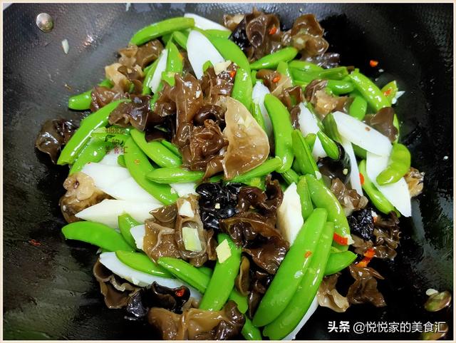 炒黑木耳时,为什么总会爆油?那是下锅前少了这1步,会的是高手