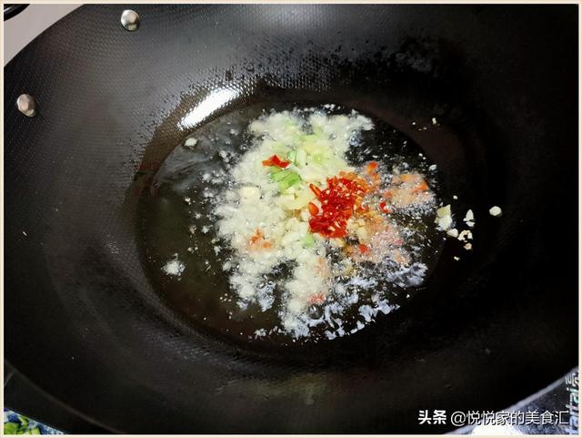 炒黑木耳时,为什么总会爆油?那是下锅前少了这1步,会的是高手
