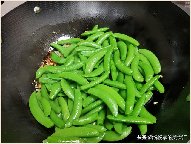 炒黑木耳时,为什么总会爆油?那是下锅前少了这1步,会的是高手