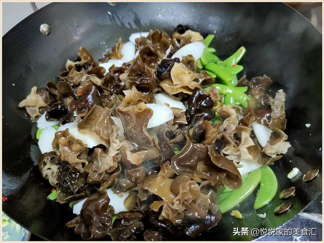 炒黑木耳时,为什么总会爆油?那是下锅前少了这1步,会的是高手