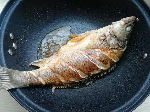 做鱼老是粘锅怎么办？教你几个方法做鱼不粘锅。