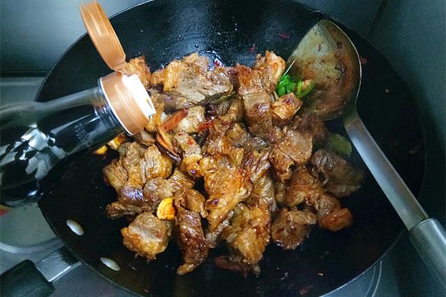 土豆烩牛肉,学会这几招,牛肉软烂不塞牙,土豆香糯,解馋下饭