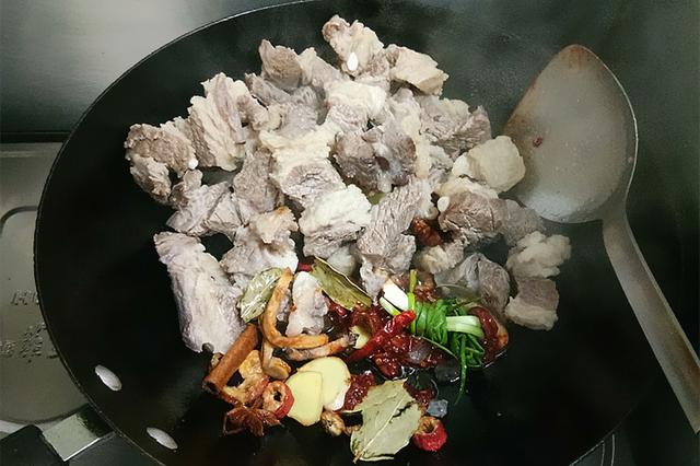 土豆烩牛肉,学会这几招,牛肉软烂不塞牙,土豆香糯,解馋下饭