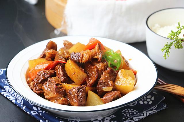 土豆烩牛肉,学会这几招,牛肉软烂不塞牙,土豆香糯,解馋下饭