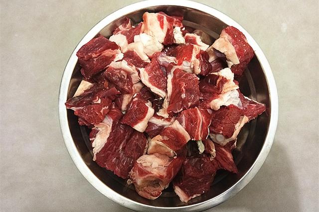 土豆烩牛肉,学会这几招,牛肉软烂不塞牙,土豆香糯,解馋下饭