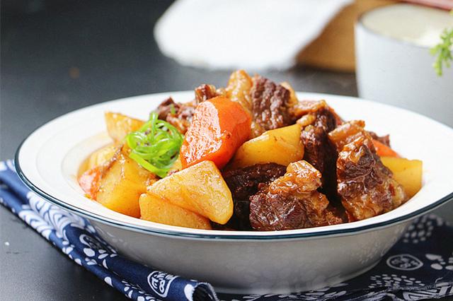 土豆烩牛肉,学会这几招,牛肉软烂不塞牙,土豆香糯,解馋下饭