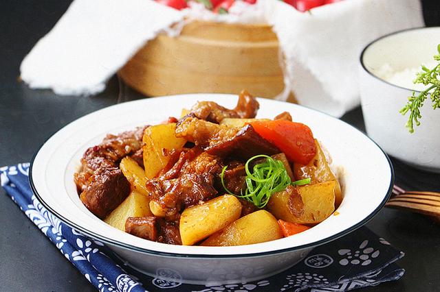 土豆烩牛肉,学会这几招,牛肉软烂不塞牙,土豆香糯,解馋下饭