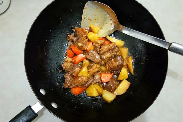 土豆烩牛肉,学会这几招,牛肉软烂不塞牙,土豆香糯,解馋下饭