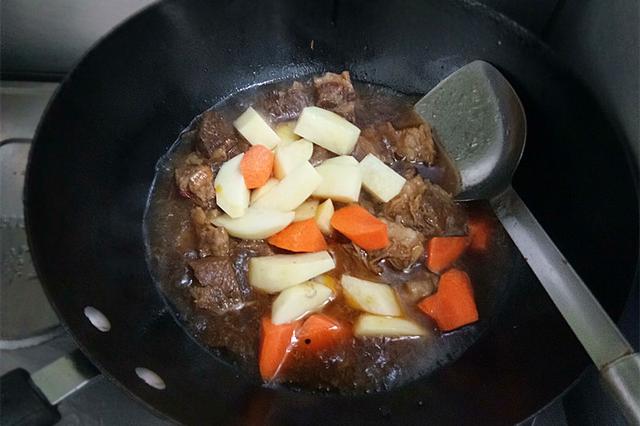 土豆烩牛肉,学会这几招,牛肉软烂不塞牙,土豆香糯,解馋下饭