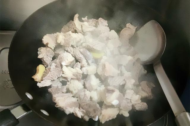 土豆烩牛肉,学会这几招,牛肉软烂不塞牙,土豆香糯,解馋下饭
