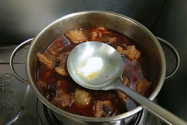 土豆烩牛肉,学会这几招,牛肉软烂不塞牙,土豆香糯,解馋下饭