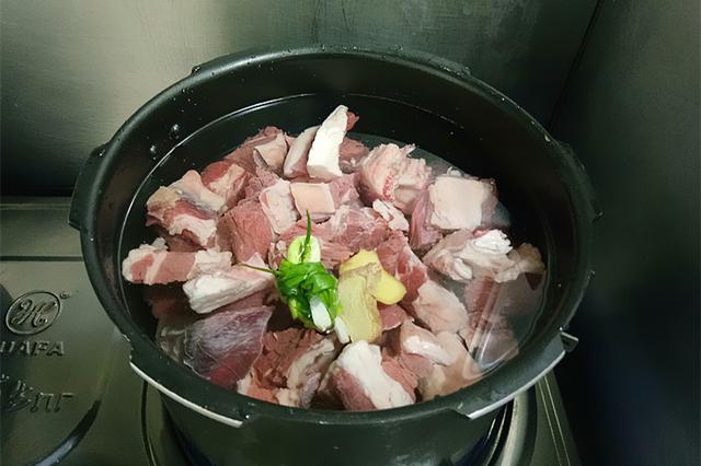 土豆烩牛肉,学会这几招,牛肉软烂不塞牙,土豆香糯,解馋下饭