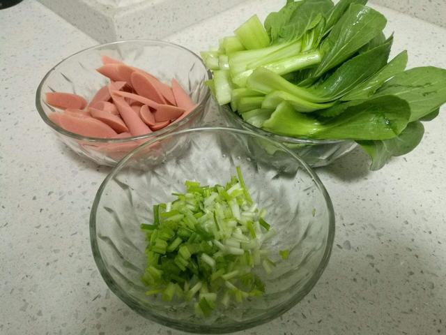 原来鸡蛋火腿肠炒米粉这样做更好吃,出锅就香气扑鼻,看着都想吃