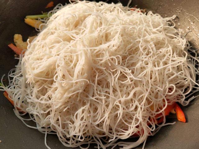 原来鸡蛋火腿肠炒米粉这样做更好吃,出锅就香气扑鼻,看着都想吃
