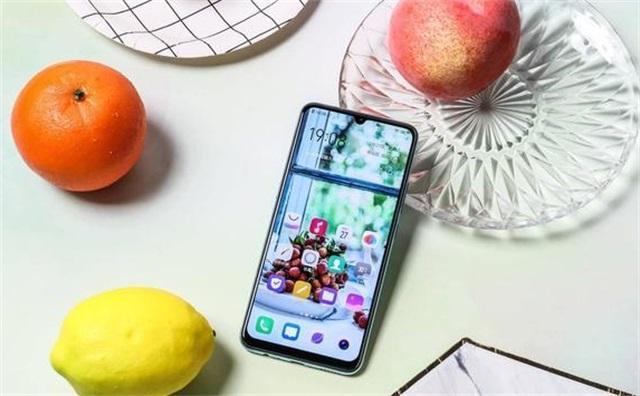 vivo前来搅局,良心价+4500mAh+4800万三摄+256G,比华为少800