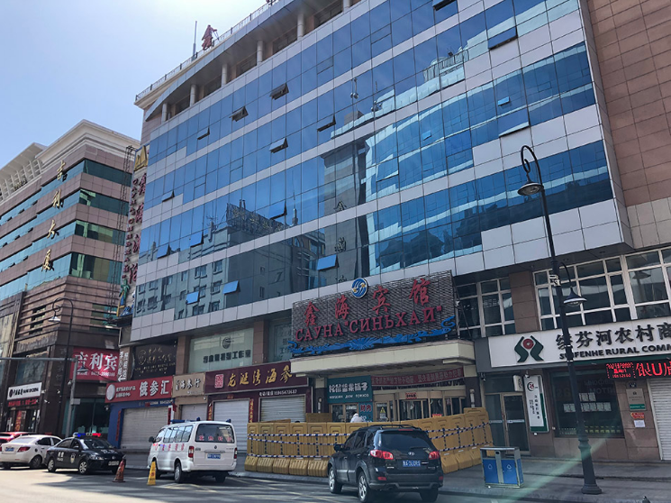 回国人员入住的隔离宾馆外,有警车、救护车值守。