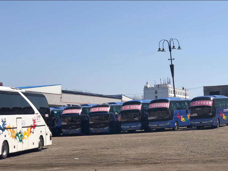 4月12日，统一停放转运回国同胞大巴车的专用停车场。