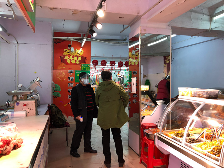 绥芬河市步行街一家生鲜超市,超市需测体温、扫码后进入。
