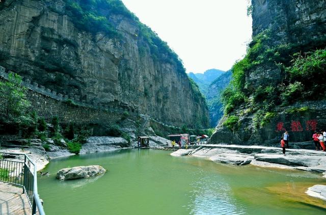 太行山大峡谷是避暑胜地，高山小溪，是盛夏出游的好地方