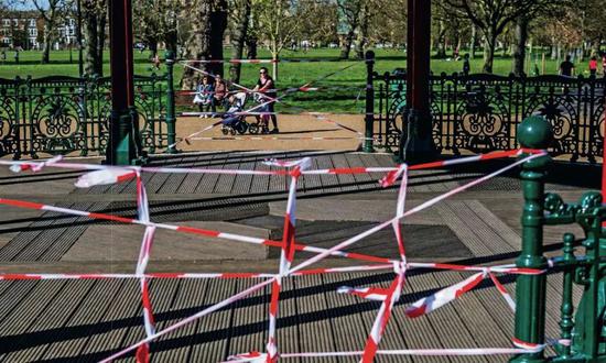  4月5日，英国伦敦一些公共场所封闭起来，减少人们的聚集活动。