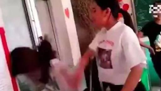 校园暴力:孩子你一定要打回去,家长这样教育孩子对吗