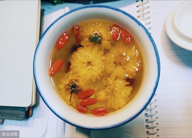 枸杞应该怎么用?直接泡水?医生:两种搭配方式,养肝护眼好处多