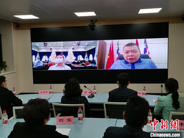 河南远程连线利比里亚华人华侨,分享疫情防控经验。河南省委外办供图