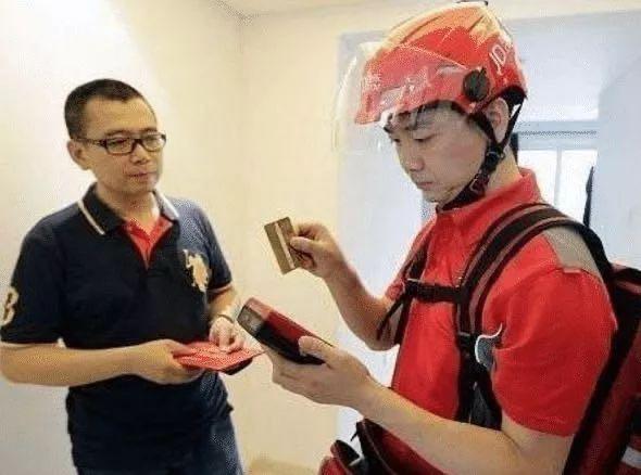 第一个京东快递的员工,刘强东承诺干满五年就买房子,现状如何?