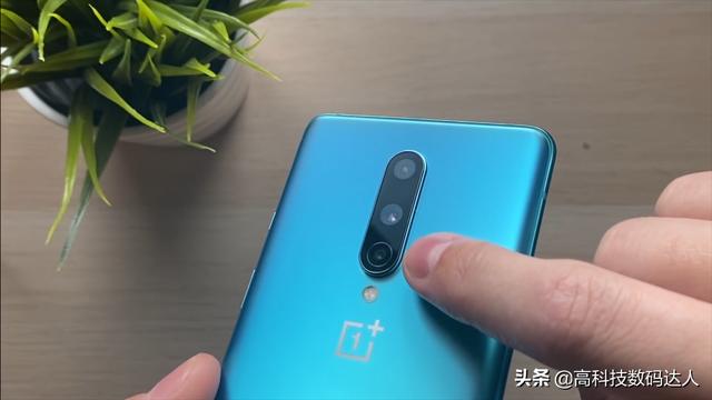 被人称为旗舰机“终结者”的OnePlus 8手机，能否超越小米10呢？