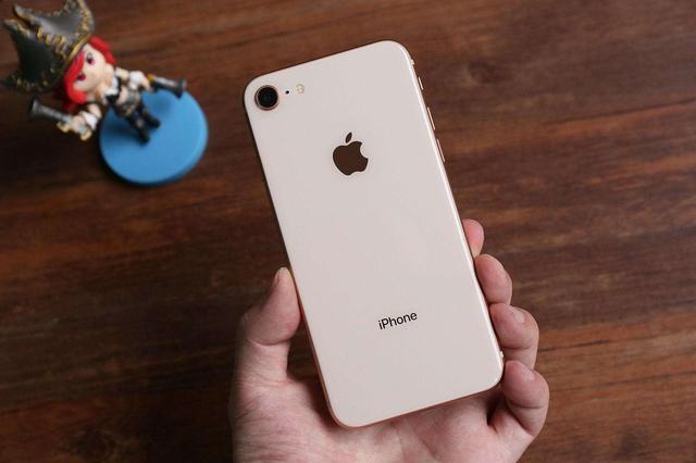 当年的iPhone 8卖那么贵?现在全新iPhone SE到底香不香