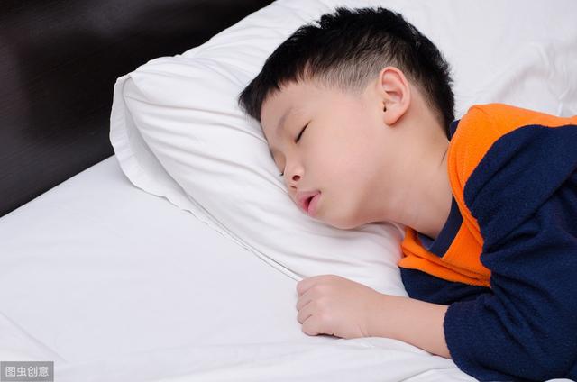 孩子总是睡得一天比一天迟?也不能都怪孩子,多从自己身上找原因