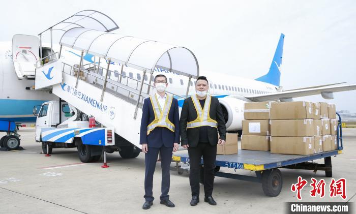 2020年4月14日，中国驻菲大使馆协调安排“友谊航班”包机帮助菲运送抗疫物资抵达马尼拉。　驻菲使馆供图